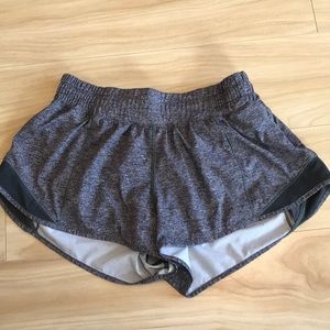 Lulu Lemon Hotty Hot short 2.5 (Gray)